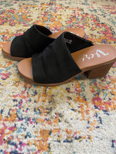 Load image into Gallery viewer, Gypsy Jazz Savannah Black Heels
